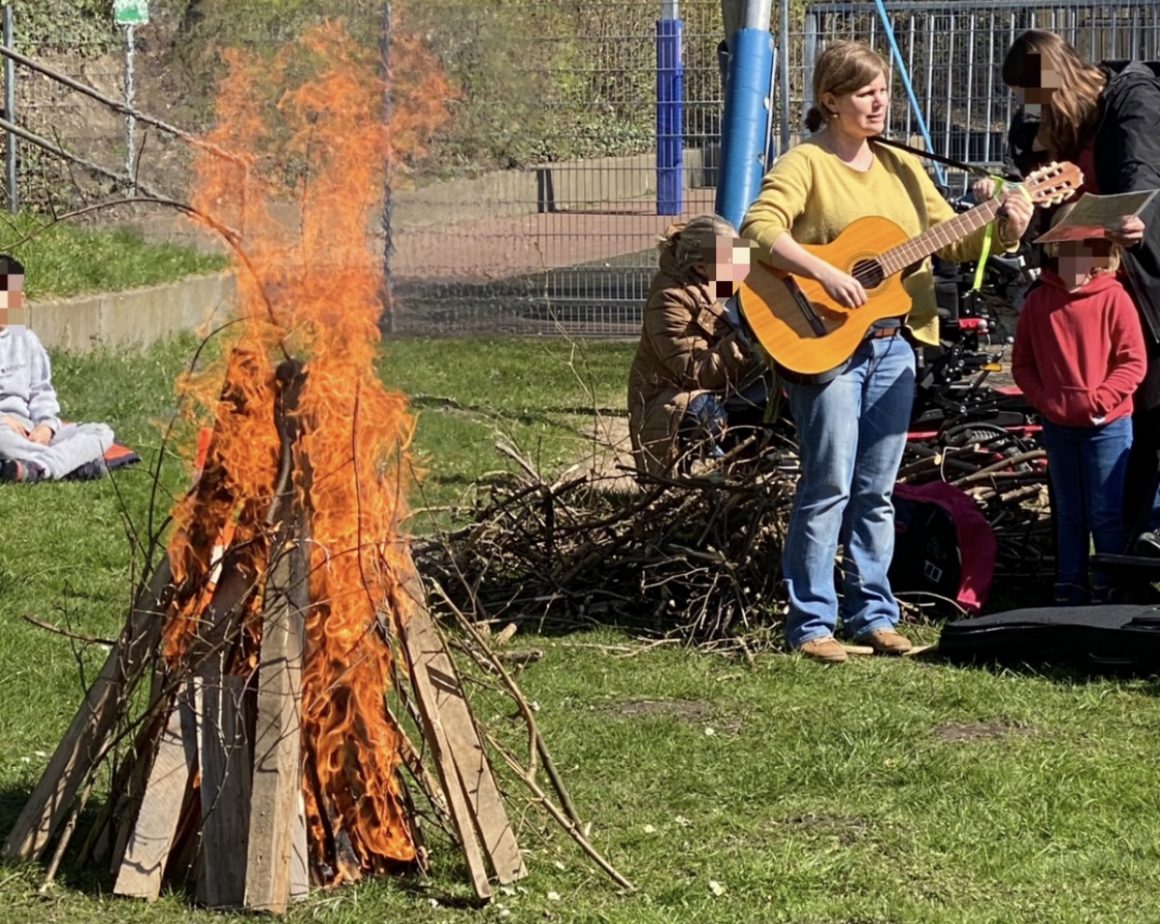 Osterfeuer der Grundstufe