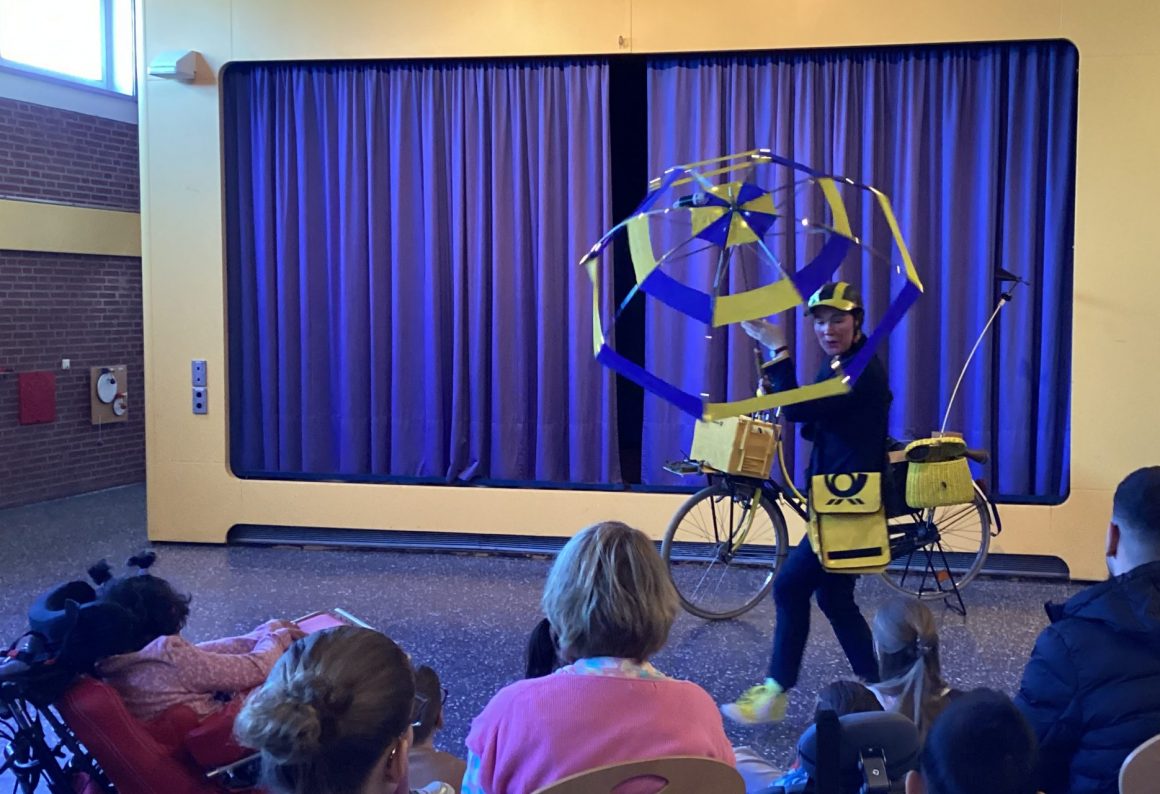 Das „Theater Zeppelin“ war in der Schule und hat der Grundstufe das Stück „Paula Stern“ gezeigt.