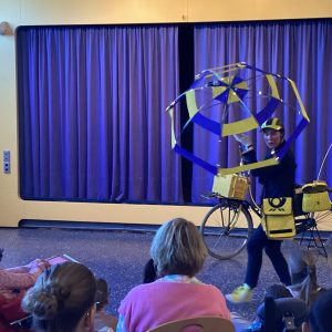 Das „Theater Zeppelin“ war in der Schule und hat der Grundstufe das Stück „Paula Stern“ gezeigt.