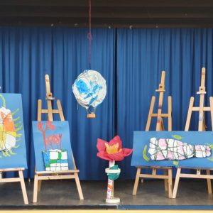 Kunstprojekt der Klasse 4a: Verpackt, verschnürt, verwandelt