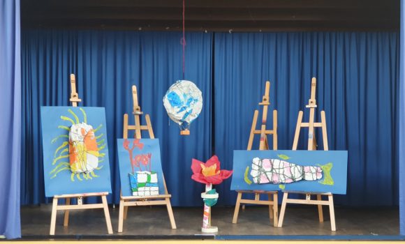 Kunstprojekt der Klasse 4a: Verpackt, verschnürt, verwandelt